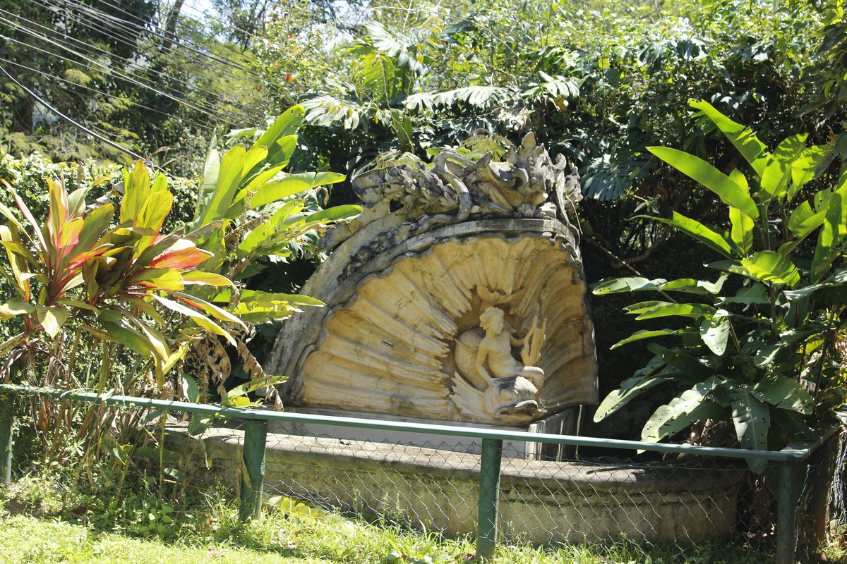 O jardim na entrada — Colégio Altiora, Corrêas