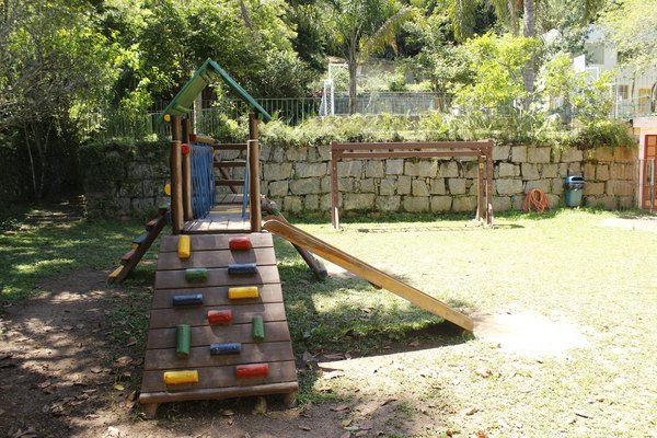 Brinquedo de escalada no parquinho — Colégio Altiora